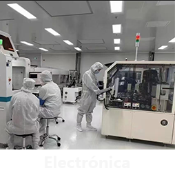 Manipulación neumática de precisión para componentes electrónicos.